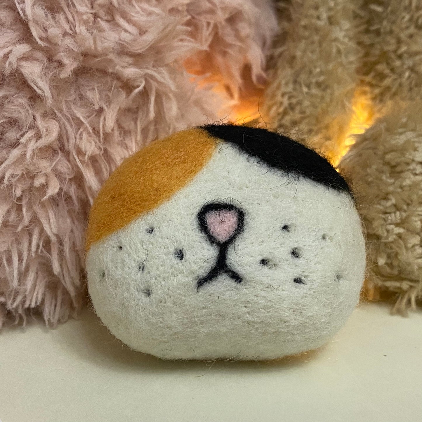 Cat whisker collector magnet made from wool felt,color Pattern is Calico Cat,perfect for preserving your cat’s fallen whiskers as a keepsake on your fridge.
