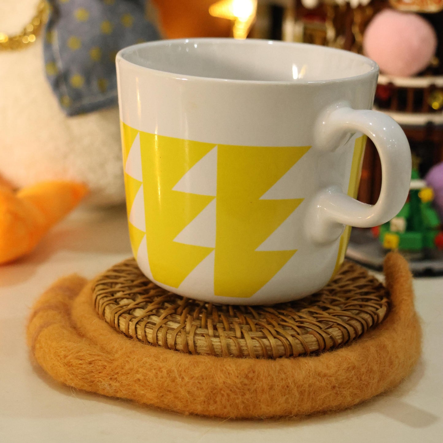 cat-themed coaster combines a carefully crafted wool felt base with an added bamboo layer, creating a charming and functional piece for your tabletop.
