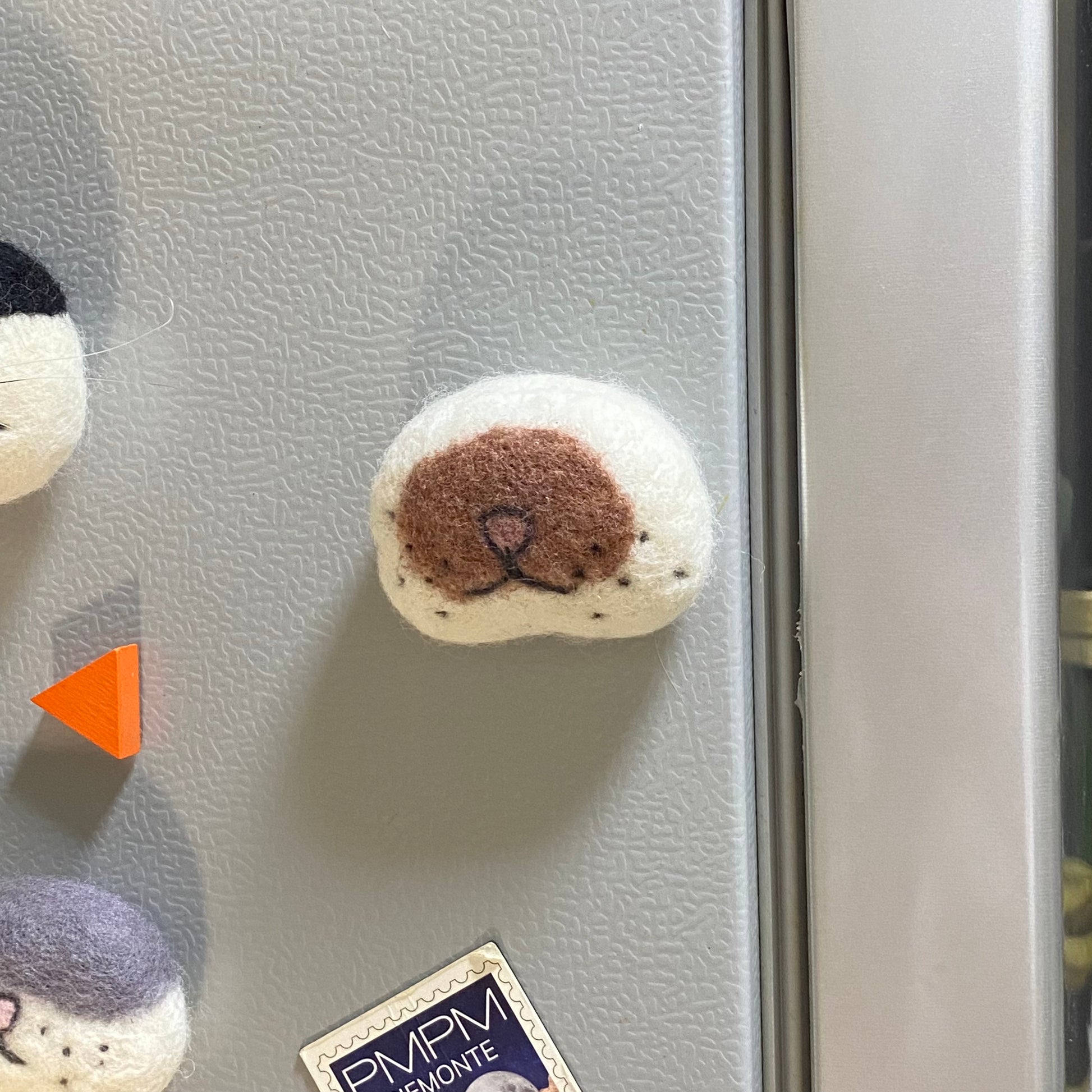 Cat whisker collector magnet made from wool felt,color Pattern is Siamese Cat,perfect for preserving your cat’s fallen whiskers as a keepsake on your fridge.
